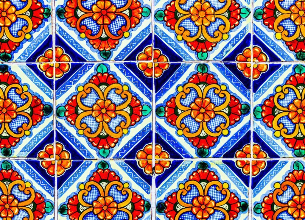 Azulejos en crédence dans une cuisine