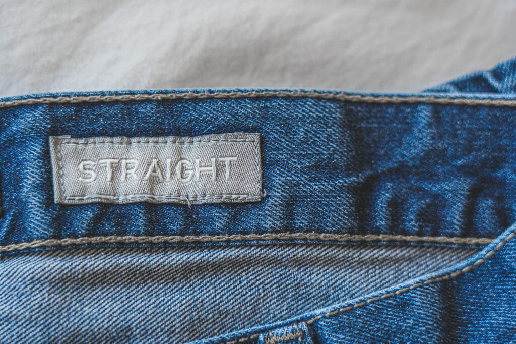 étiquette textile cousue sur un pantalon