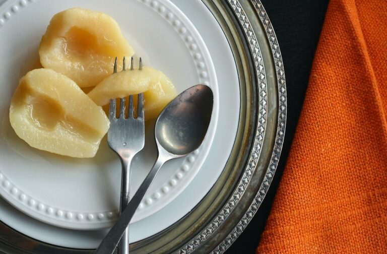 poire dans une assiette